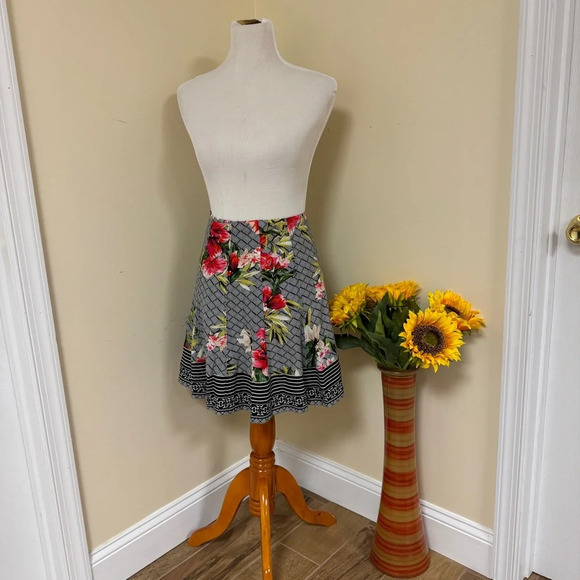 EUC White House Black Market A Line Floral Skirt with zig zag lines Size 2 - Picture 1 of 5